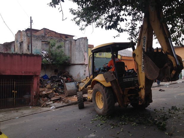 Escavadeira derruba muro de casa em SP em busca por novas vítimas de pintor (Foto: Will Soares/ G1)