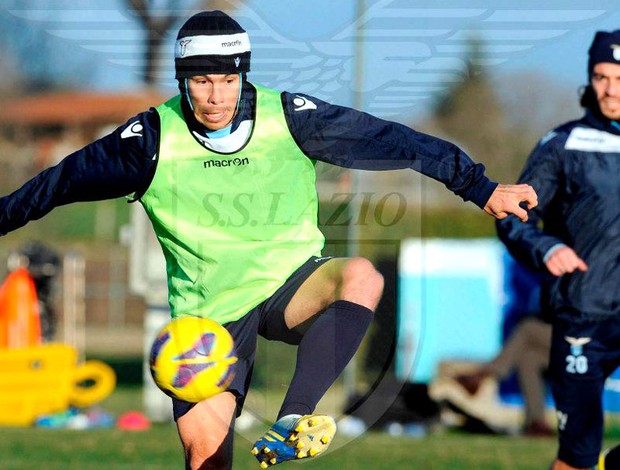 Hernane no treino do Lazio com protetor na cabeça (Foto: Reprodução / Facebook Oficial)