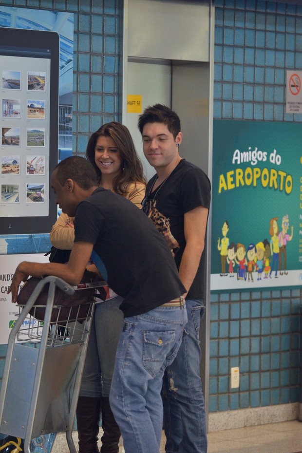 Andressa e Nasser no aeroporto Santos Dumont (Foto: William Oda / Foto Rio News)