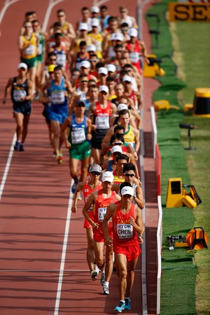 Chineses lideram pelotão dos 20 km da marcha atlética, e Caio Bonfim aparece entre os 15 primeiros no Mundial (Foto: Christian Petersen/Getty Images for IAAF)