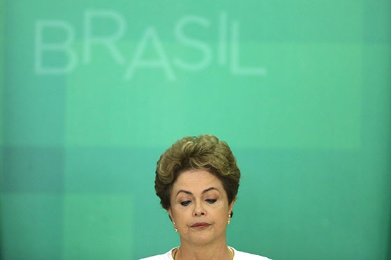 A presidente Dilma Rousseff após receber a notícia sobre o início do processo do impeachment (Foto: AP Photo/Eraldo Peres)