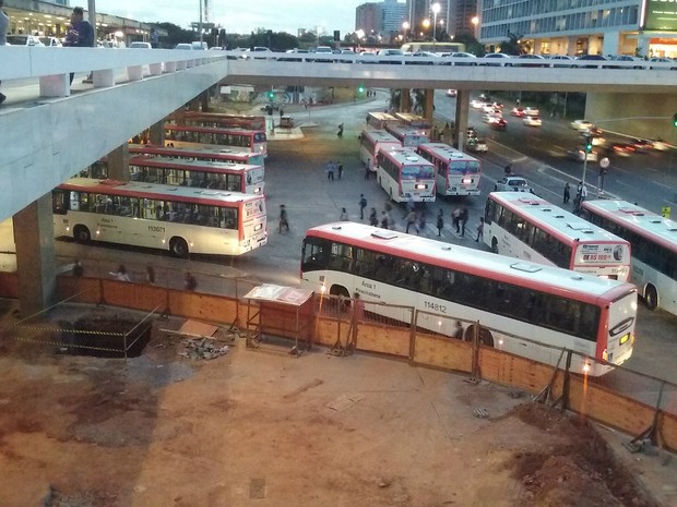 Os ônibus tiveram o espaço reduzido devido às obras no piso inferior da rodoviária (Foto: Ingrid Borges/G1)