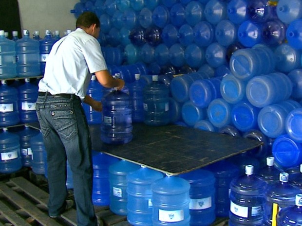 Distribuidoras de água mineral comemoram as vendas em São Carlos (Foto: Reprodução/ EPTV)