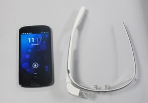 Glass ao lado de um smartphone Nexus 4; o aparelho é pequeno e leve (Foto: Gustavo Petró/G1)