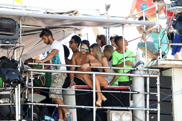 Nicole Bahls curte trio elétrico no carnaval de Salvador (Foto: Fabio Moreno/Agnews) Nicole Bahls curte trio elétrico no carnaval de Salvador (Foto: Fabio Moreno/Agnews)