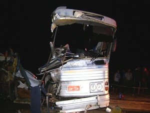 Acidente entre ônibus e caminhão deixa ao menos 5 mortos e 22 feridos, em Cristalina Goiás (Foto: Reprodução/TV Anhanguera)