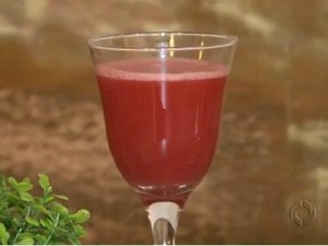 Suco de melancia é prático e leva também hortelã e gengibre (Foto: Reprodução/RPC)