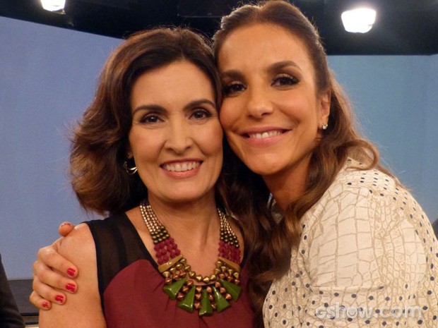 Fátima e Ivete se abraçam nos bastidores (Foto: Encontro / TV Globo) Fátima e Ivete se abraçam nos bastidores (Foto: Encontro / TV Globo)
