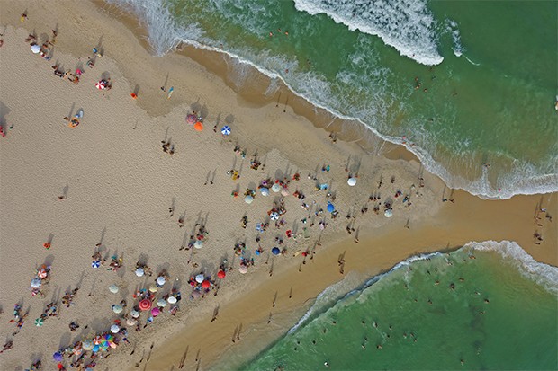 Vista de cima, essa região fronteiriça entre as praias do Recreio e da Macumba, na Zona Oeste, revela uma bela figura geométrica. (Foto: Pedro Farina e Gaivota.TV)