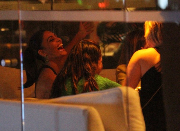 Juliana Paes e amigas (Foto: Fábio Moreno/AgNews) Juliana Paes e amigas (Foto: Fábio Moreno/AgNews)