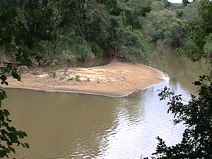 Bancos de areia são visíveis em alguns pontos do rio (Foto: Reprodução/TV Integração)