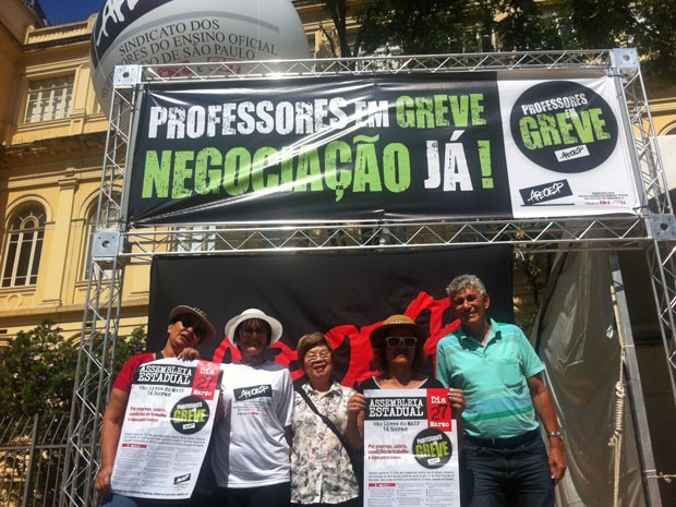 Professores concentrados na Praça da República, no Centro (Foto: Letícia Macedo/G1)