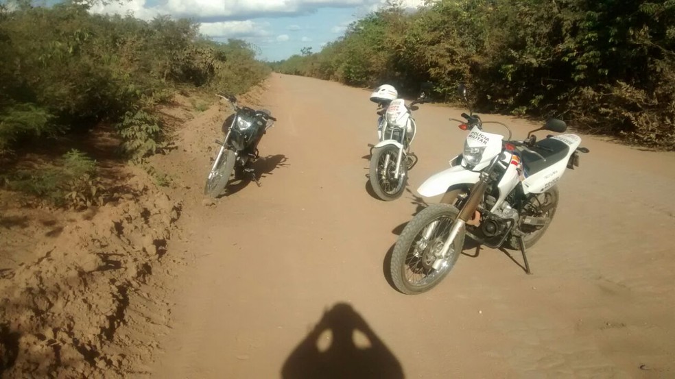 Homens fugiram da Polícia Militar e moto foi abandonada (Foto: PMMG/Divulgação)