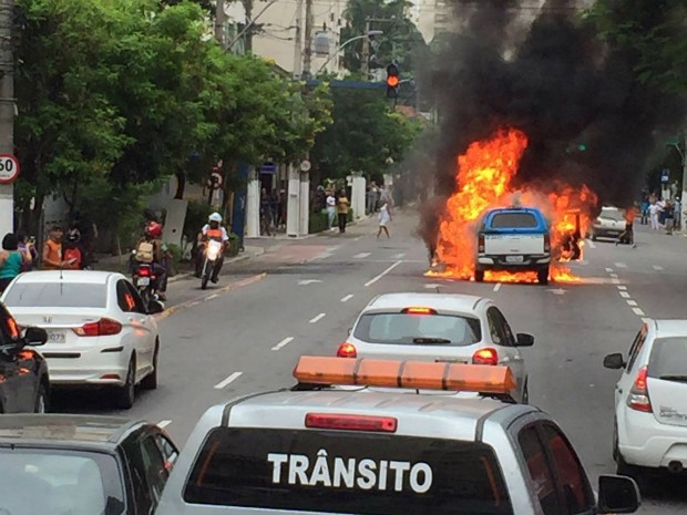 Carro da PM pegou fogo em Niterói (Foto: Camila Magalhães/ Arquivo Pessoal)