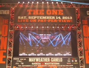 Mayweather e Canelo na pesagem (Foto: Gabriel Fricke)