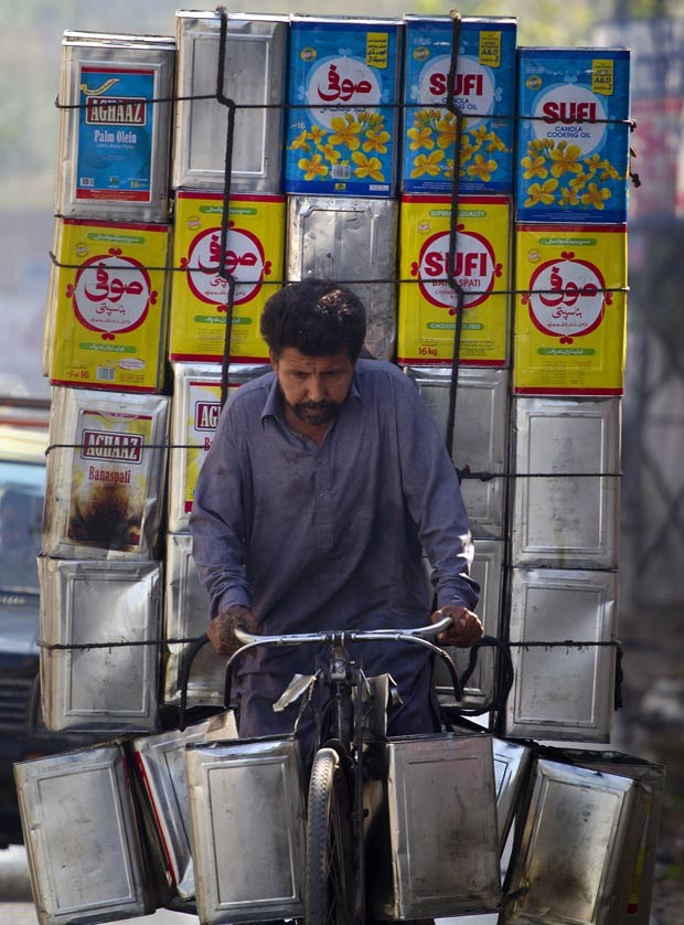 Em 18 de outubro de 2011, um paquistanês foi flagrado carregando uma carga enorme em sua bicicleta em uma estrada movimentada na cidade de Rawalpindi. (Foto: Anjum Naveed/AP)