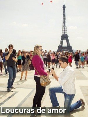 Brasileiro faz pedido em flash 
mob, com vista para a Torre Eiffel (Raidel Deucher Ribeiro/VC no G1)