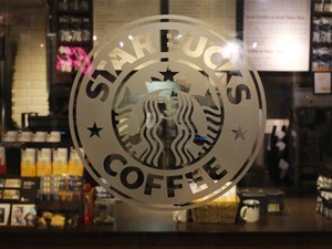 Loja da Starbucks em Nova York (Foto: Brendan Mcdermid/ Reuters)
