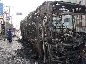 Ônibus ficou destruído após incêndio, em Salvador (Foto: Imagens/ Tv Bahia)