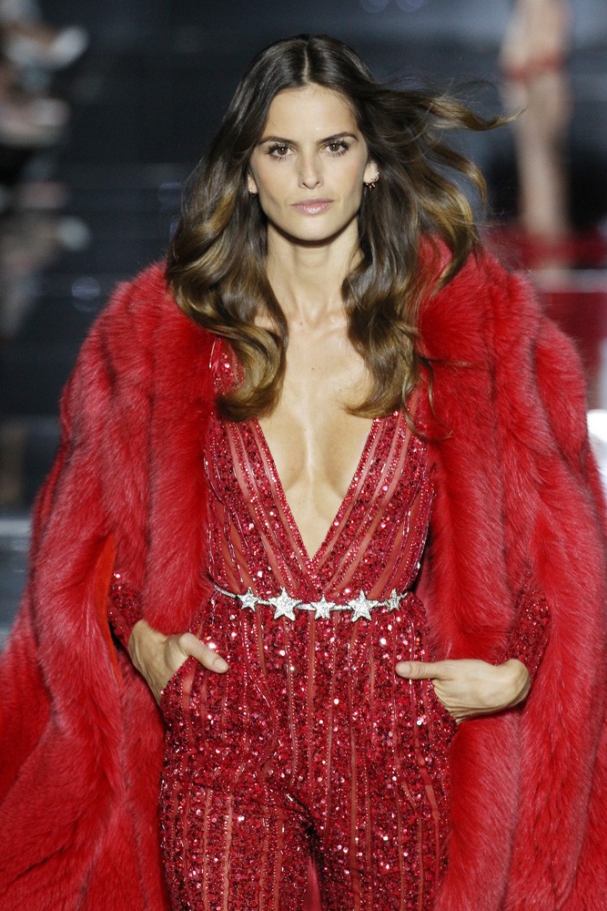 Izabel Goulart Aparece Sexy Na Passarela Couture De Zuhair Murad