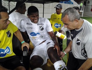 Paulão, zagueiro do ABC, lesiona o joelho esquerdo e sai do jogo contra o Potiguar de Mossoró (Foto: Ricardo Silva)