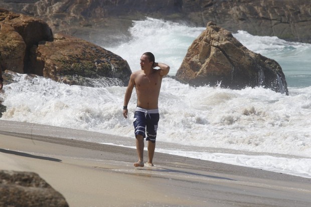 Integrante da banda Emblem3 na praia (Foto: Gabriel Reis e Delson Silva / AgNews)