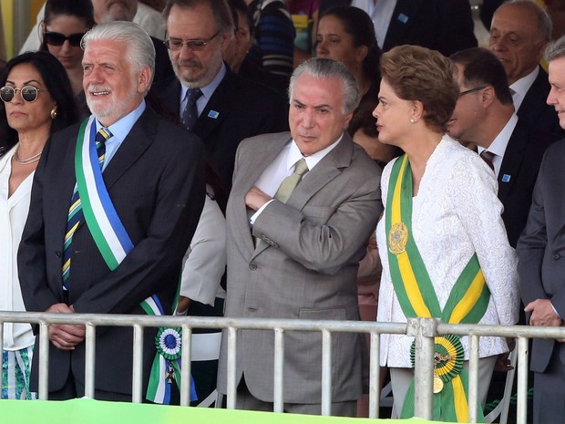 A presidente Dilma Rousseff, seu vice, Michel Temer, o Ministro da Defesa, Jaques Wagner, e demais autoridades políticas, participam do Desfile Cívico em comemoração ao Dia da Independência, na Esplanada dos Ministérios, em Brasília (DF), nesta segunda (Foto: André Dusek/Estadão Conteúdo)