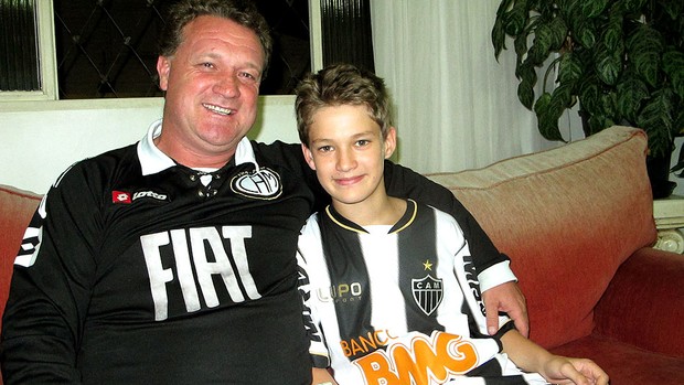 Negrini ex-jogador do Atlético-MG com o filho (Foto: Alexandre Alliatti)