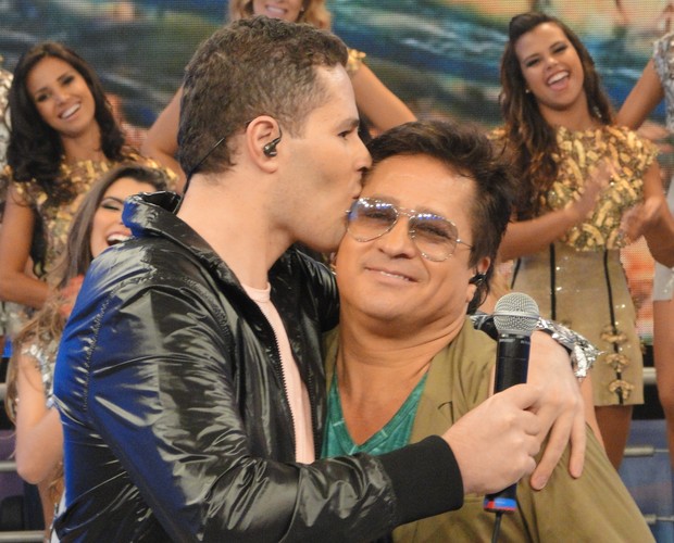 Pedro dá um beijo de agradecimento no pai Leonardo  (Foto: Domingão do Faustão / TV Globo)
