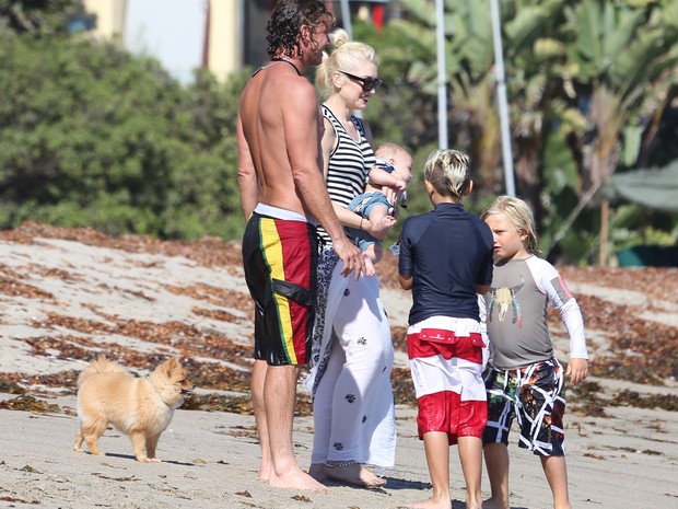 X17 - Gwen Stefani com os filhos Zuma e Kingston e o marido, o músico Gavin Rossdale, em Malibu, nos Estados Unidos (Foto: X17online/ Agência)