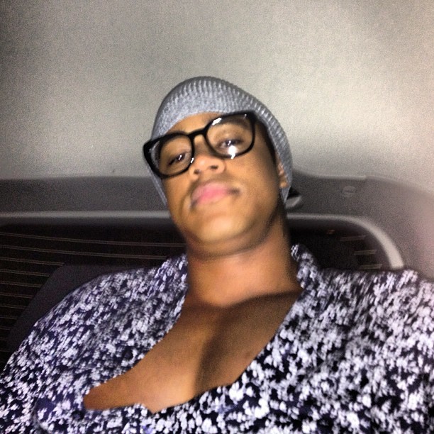 Léo Santana usa blusa decotado e mostra peito sarado (Foto: Instagram)