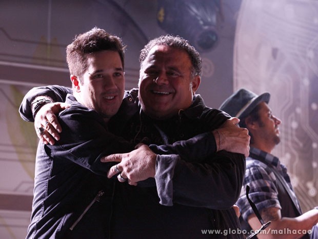 Rogério Flausino e  Leo Jaime durante a gravação (Foto: Malhação/ TV Globo)