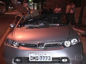 Carro onde estava a filha do cantor Giovani após acidente (Foto: Reprodução TV Globo)