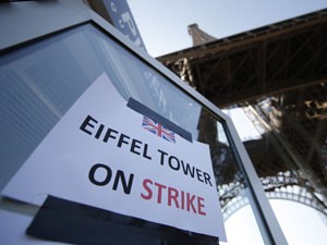 Cartaz diz que a Torre Eiffel está fechada devido a greve (Foto: Gonzalo Fuentes/Reuters)