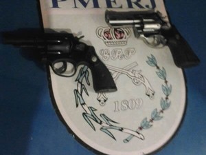 Revólveres calibre 38 apreendidos com jovens, no Morro do Moreno (Foto: Divulgação/33ª BPM)