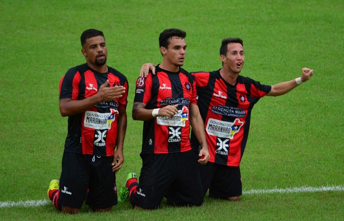 Marcos Paulo comemora gol com companheiros (Foto: Welliandrei Campelo/ Moto Club)