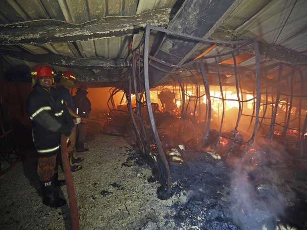 Bombeiros levaram horas para controlar fogo em fábrica têxtil em Bangladesh. (Foto: Andrew Biraj / Reuters)