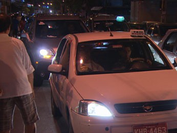 Passageiros tiveram dificuldade para conseguir táxis na rua (Foto: Reprodução/TV Globo)