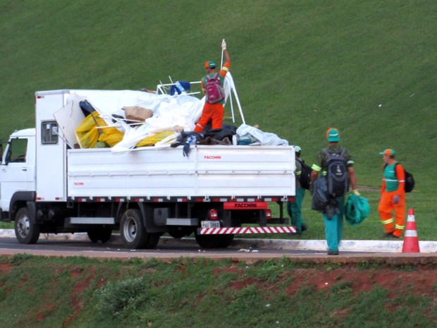 Equipes do Serviço de Limpeza Urbana (SLU) retiram entulho deixado por barracas e tendas na Esplanada dos Ministérios, em Brasília (Foto: Alexandre Bastos/G1) Equipes do Serviço de Limpeza Urbana (SLU) retiram entulho deixado por barracas e tendas na Esplanada dos Ministérios, em Brasília (Foto: Alexandre Bastos/G1)