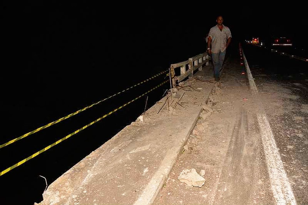 Carro despenca de ponte na BR-101, trecho da cidade de Itajuípe (Foto: Blog Verdinho Itabuna)