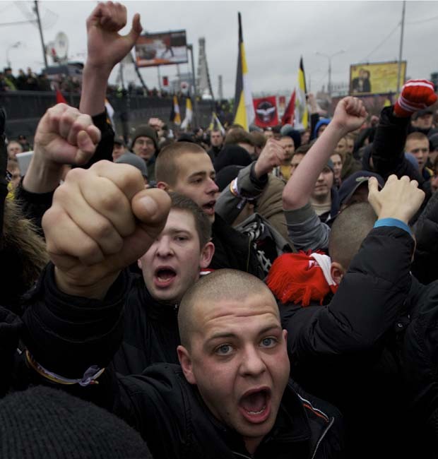 Nacionalistas participam de protesto em Moscou, na Rússia (Foto: Ivan Sekretarev/AP)