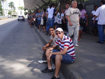 No Derby, filas e gente sentada nas calçadas (Foto: Lorena Aquino/G1)