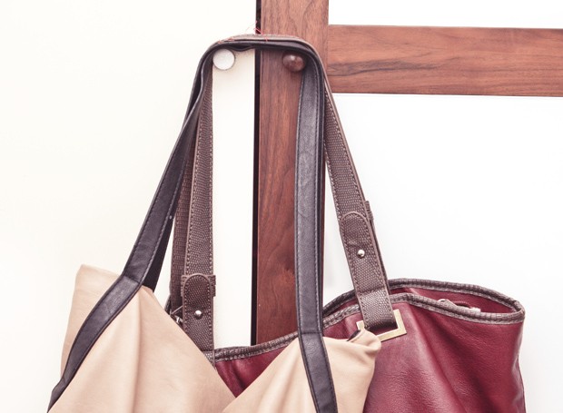 Ter as bolsas sempre próximas do seu campo de visão vai facilitar muito o dia a dia e evita que você as esqueça no fundo do guarda-roupa (Foto: Thinkstock)