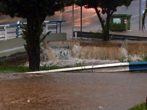 Córrego da Avenida Orozimbo Mais transbordou com o temporal de quinta-feira (Foto: Reprodução EPTV)