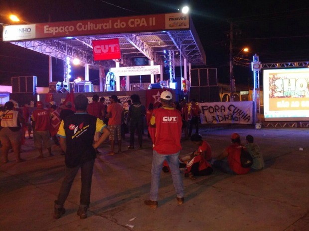 Movimentos sociais fizeram ato cultural em praça no bairro CPA II (Foto: Lislaine dos Anjos/G1)