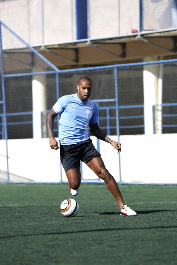 Thierry Henry playing in Vidigal (Photo: Marcos Serra Lima / EGO)