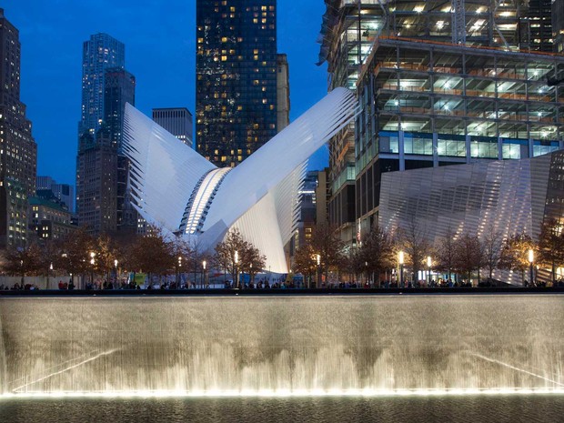 Edifício da estação do WTC tem vigas que apontam para o céu, que remetem a uma ave abrindo as asas para levantar voo. A imagem é de dezembro de 2015 (Foto: Mark Lennihan / Arquivo / AP Photo)