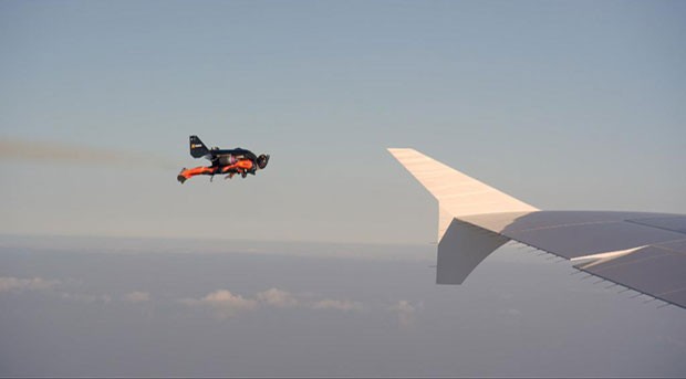Eles voaram a cerca de 4 mil pés de altura, realizando movimentos coordenados em ambos dos lados do avião (Foto: BBC)
