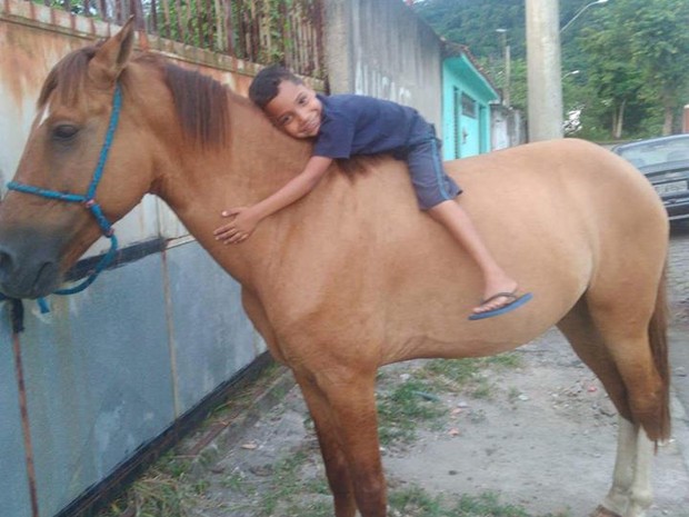 Kaio abraçou cavalo após animal ser devolvido (Foto: Deise Eurides/Arquivo Pessoal)