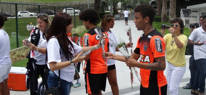Marcos Rocha entrega rosas para as torcedoras (Foto: Rafael Araújo)